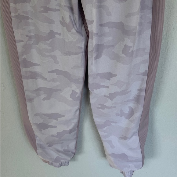 ATHLETA Brooklyn blush pink lined camo print jogger sweatpants size 4 - Picture 8 of 11